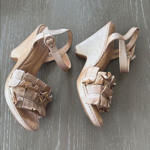 Born Elegant Metallic Tan Leather Wedge Sandals Slingback Comfort Shoes Size 7M - Picture 11 of 12